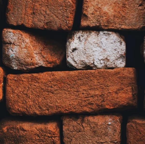 Frisch gemauerte Aussenwand aus Backstein nach professioneller Ausführung durch qualifizierten Maurerbetrieb